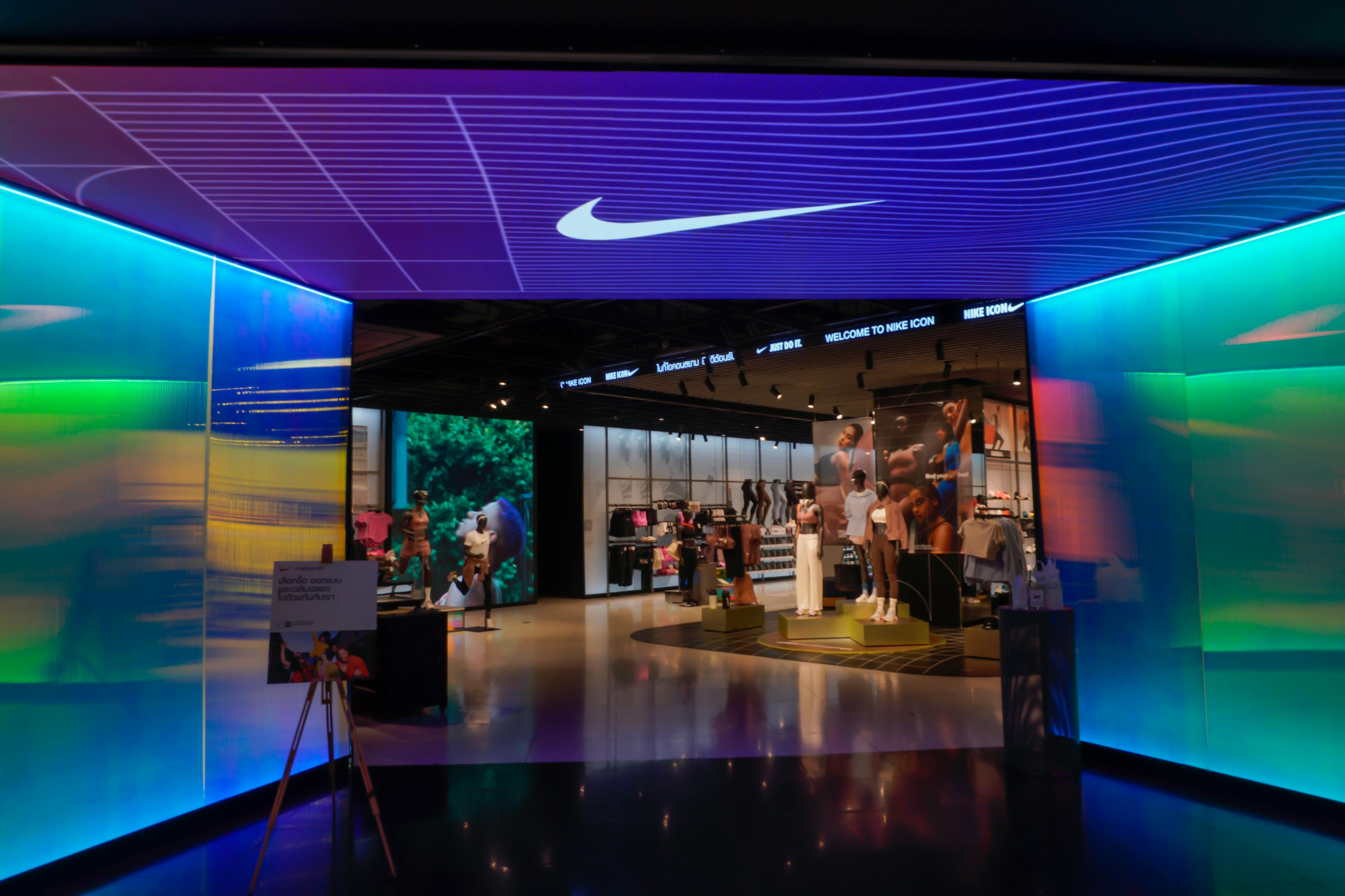 Crafting Immersive Store Experiences With Digital Signage