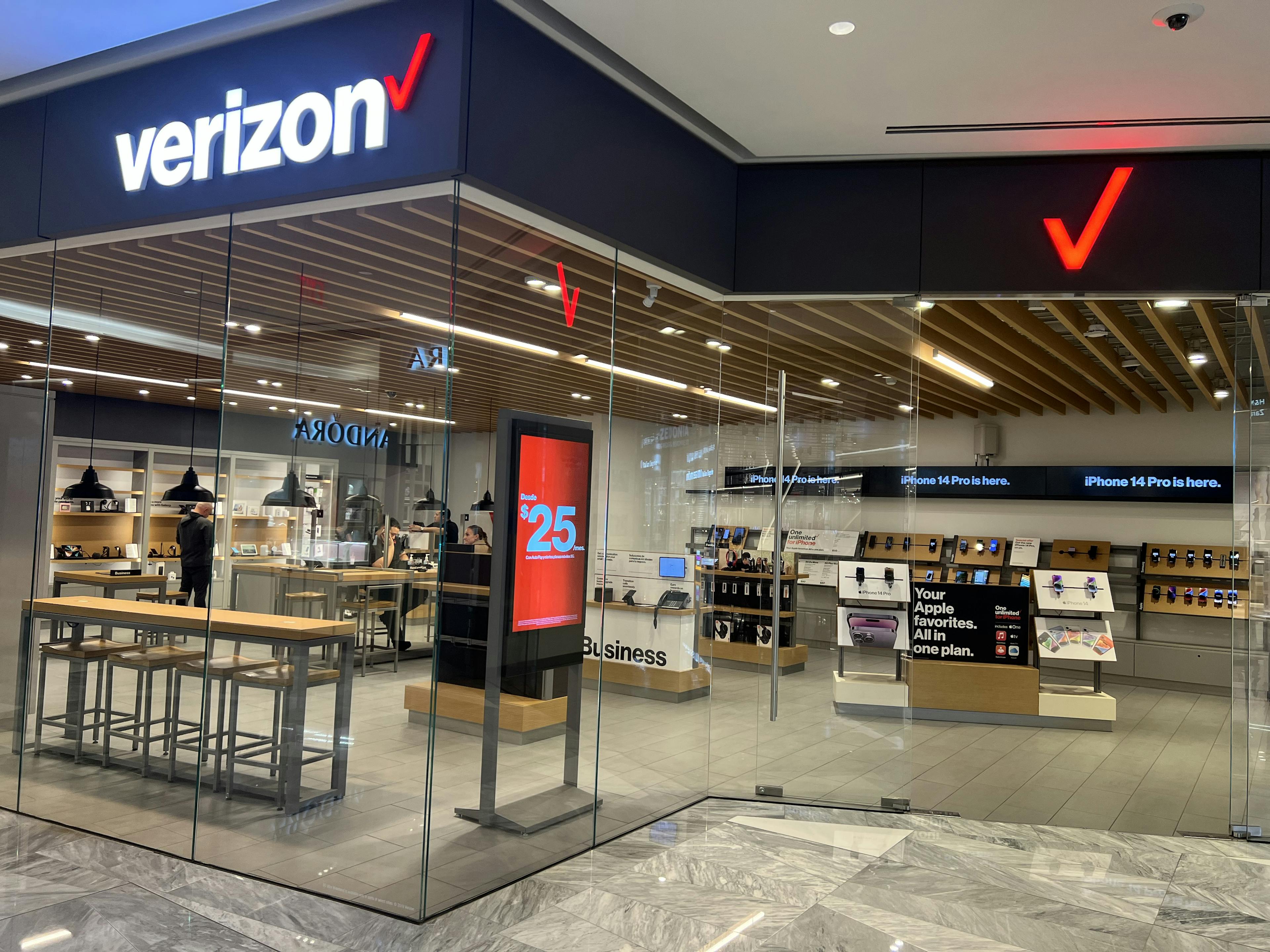 verizon store with a retail media network configured by creative realities